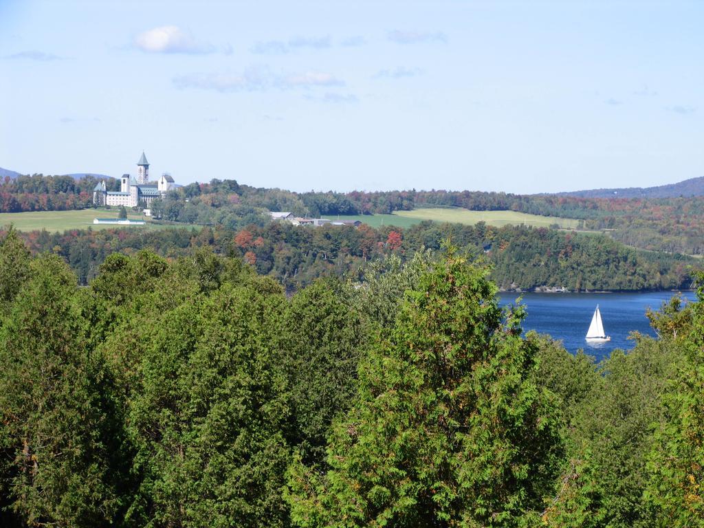 La Belle Victorienne Hotel Magog Bagian luar foto