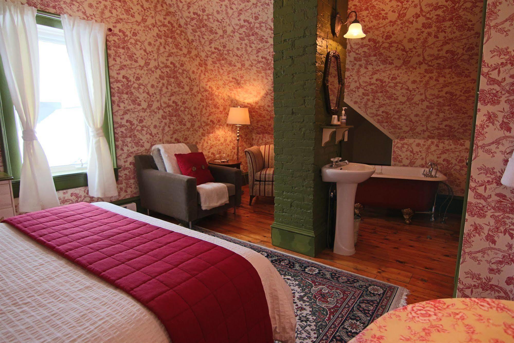La Belle Victorienne Hotel Magog Bagian luar foto